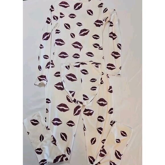 Women Small Snap Butt One Piece Long Pajamas White Purple Lips Stretch - Picture 5 of 7